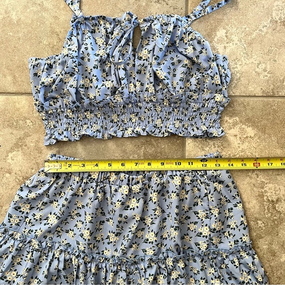 Indulge Instyle Blue Floral Print Cropped Top & Skirt Set Size L Smocked Layered - Picture 7 of 8